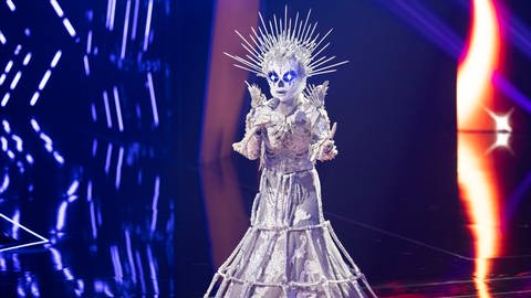 Die Schlagersängerin Sarah Engels als "Skelett" in der ProSieben TV-Show "The Masked Singer"