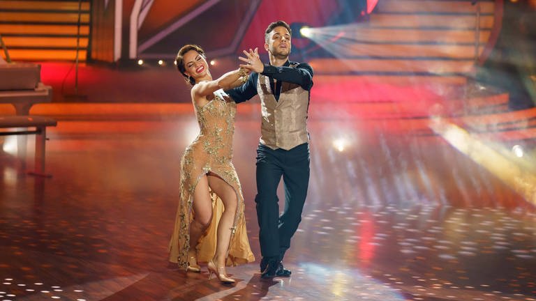 Luca Hänni tanzt mit Christina Luft