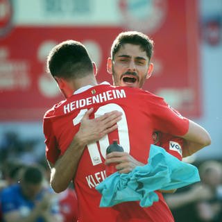 Heidenheim-Stürmer Tim Kleindienst und Eren Dinkci umarmen sich
