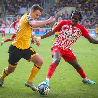 Jakob Lemmer (Dynamo Dresden) kämpft gegen Franci Bouebari (SC Freiburg II)