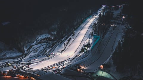 Die Skisprungschanze im norwegischen Vikersundbakken. Sprünge über 100 Meter sind die die Regel. Wie müssten neue Skisprungschanzen aussehen, damit Sprünge über 300 Meter möglich wären?