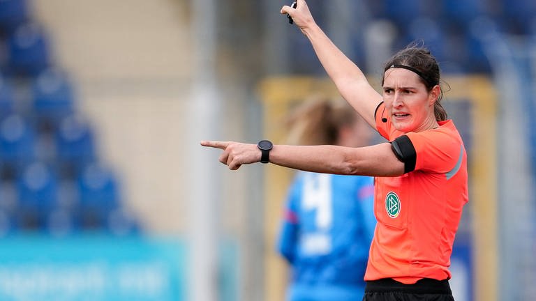 Naemi Breier aus Zerf pfeift in der Frauen-Bundesliga.
