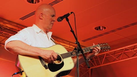 Julian Dawson tritt beim blacksheep festival 2024 in Bonfeld auf.