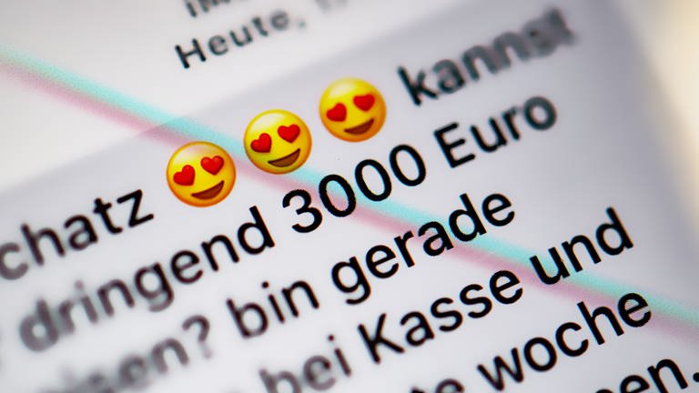 In einem Chat wird ein "Schatz" um "dringend 3000 Euro" gebeten. Love oder Romance Scamming ist Betrug auf Online Dating Plattformen. So schützt Ihr Euch vor Liebesbetrug im Internet: Love Scam erkennen - das raten Polizei und Psychologen