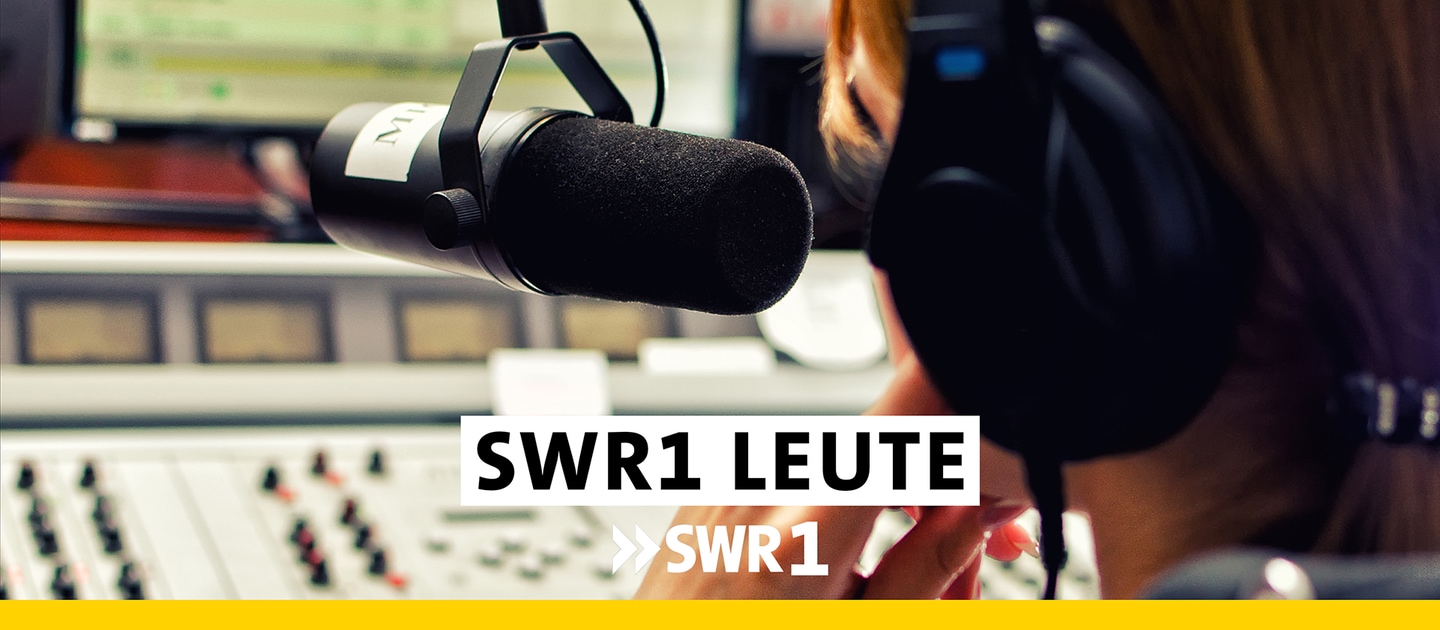SWR1 Leute: Wir nehmen uns die Zeit für meist einen Gast - Der Podcast zur Radio-Sendung (Foto: Frau vor Mikrofon mit Schriftzug)