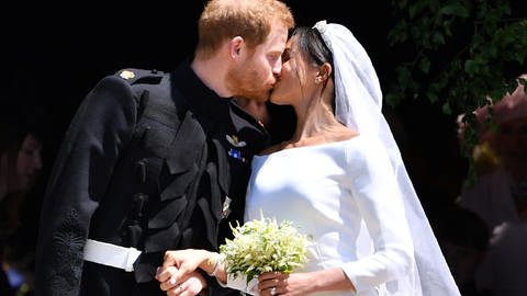 Prinz Harry und Herzogin Meghan küssen sich während ihrer royalen Hochzeit im britischen Schloss Windsor