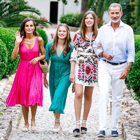 König Felipe und Familie laufen durch die Alfabia Gärten in Bunyola