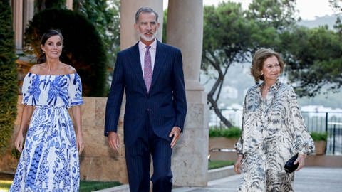 Königin Letizia, König Felipe und seine Mutter Sofia von Spanien laufen in sommerlichen Kleidern 