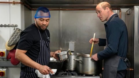 Prinz William hilft dem Chefkoch Mario Confait beim Kochen von  Bolognese während eines Besuchs bei Surplus to Supper in Sunbury-on-Thames. Es ist sein erster Auftritt nach Bekanntwerden der Krebserkrankung seiner Ehefrau Kate.