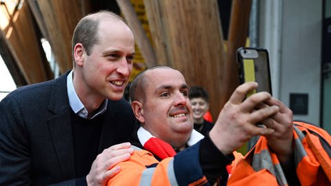 Ein Mann nutzt den royalen Besuch in Sheffield in Nordengland, um ein Selfie mit Prinz William zu machen.