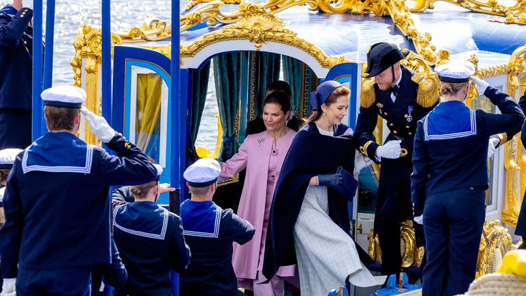 Das dänische Königspaar zu Besuch in Schweden. Königin Mary steigt aus der königlichen Barkasse.