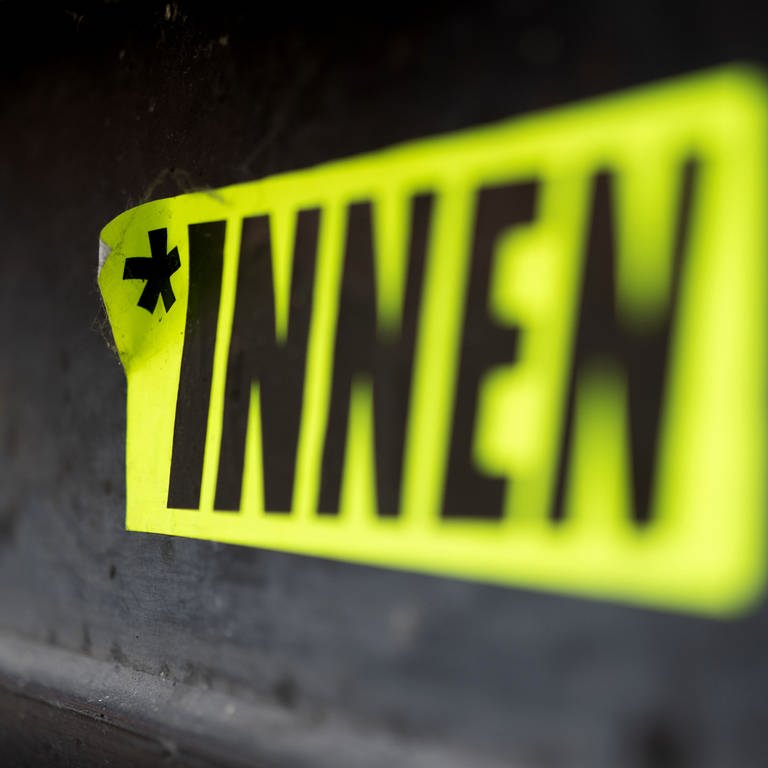 Ein Aufkleber mit der Aufschrift "*INNEN" ist in der Stuttgarter Innenstadt zu sehen.