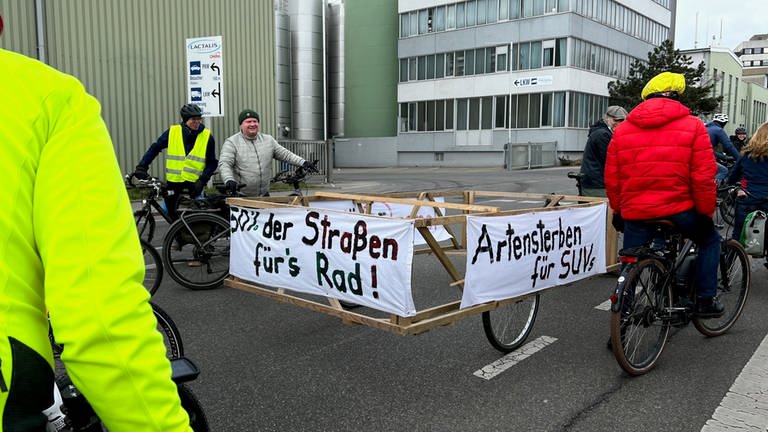 Mehrere hundert Teilnehmer bei Rad-Demo für Rad-Schnellweg in Oberschwaben.