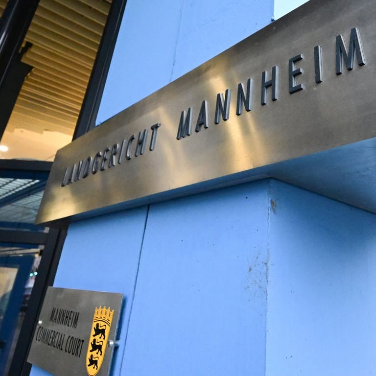Landgericht Mannheim Eingang mit Schild und Wappen