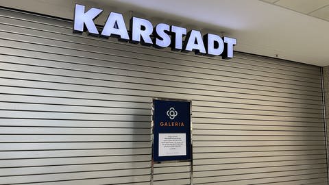 Die Filialen von Galeria Karstadt Kaufhof in Leonberg und Mannheim stehen vor dem Aus. Nach dieser Mitteilung bleiben beide am Samstag geschlossen - hier die Filiale Leonberg.