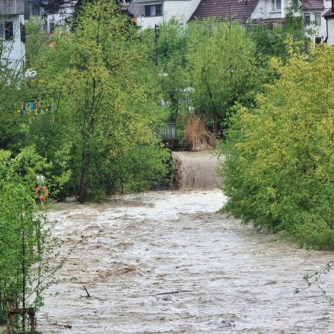 Die Eyach in Balingen ist am Sonntag (7.5.2023) nach einem Unwetter über die Ufer getreten.