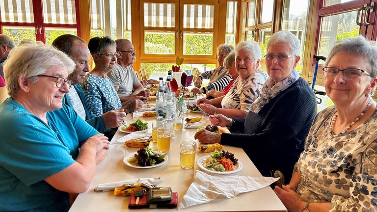 Beim Offenenen Mittagstisch in Täferrot im Ostalbkreis treffen sich viele aus der Gemeinde, um gemeinsam Mittag zu essen. 