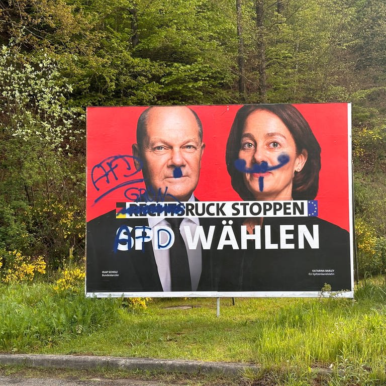Das beschmierte Wahlplakat der SPD in Münchweiler zeigt Bundeskanzler Olaf Scholz mit einem Hitler-Bart. Die Schmierereien rufen dazu auf, die AfD zu wählen. 