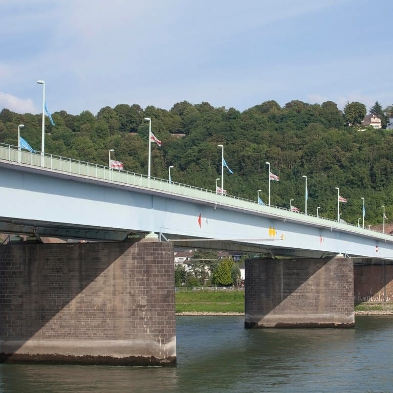 Pfaffendorfer Brücke in Koblenz von der Seite mit Rhein