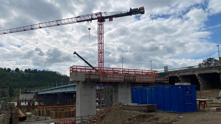 Für den Neubau der Pfaffendorfer Brücke in Koblenz laufen die Arbeiten - zunächst neben der alten Brücke.