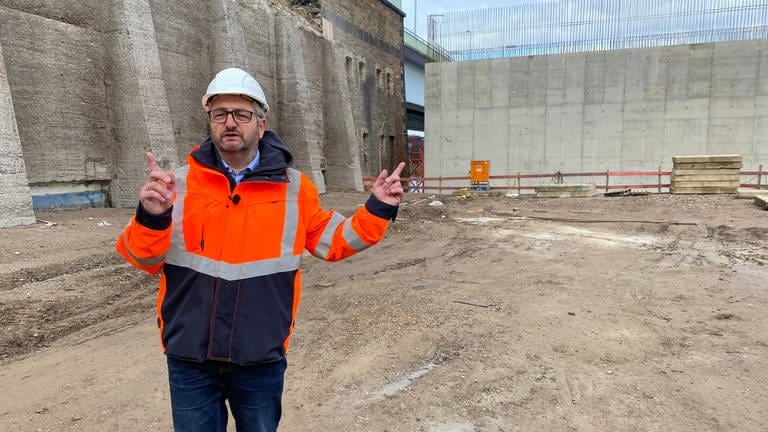Für den Neubau der Pfaffendorfer Brücke in Koblenz laufen die Arbeiten - Tiefbauamtsleiter Kai Mifka erklärt den Baufortschritt.