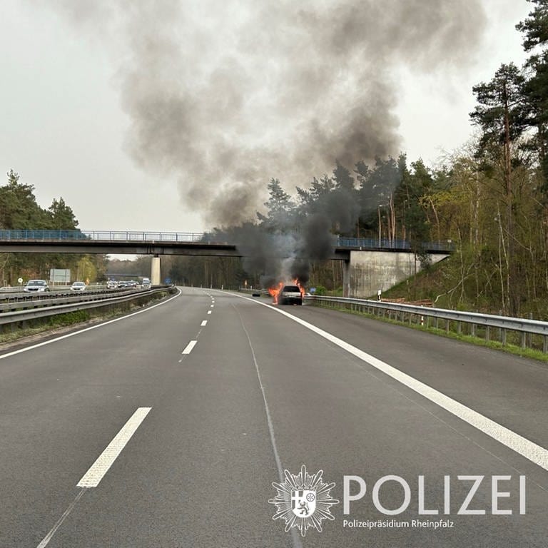 Der Opel brannte auf der A61 Richtung Hockenheim komplett aus