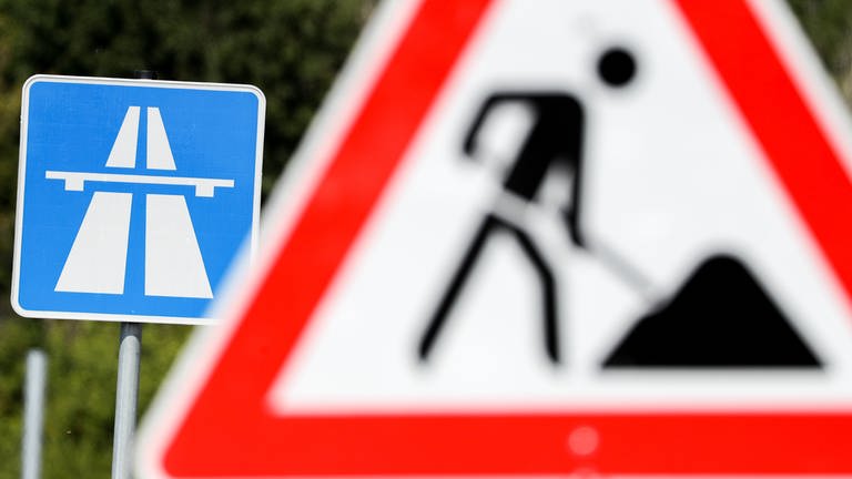 Ein Schild weist auf eine Baustelle auf einer Autobahn hin. In Mainz sind 2024 insegsamt 24 Baustellen geplant. Betroffen sind auch die A643 und die Mombacher Straße. (Foto: dpa Bildfunk, Jan Woitas)
