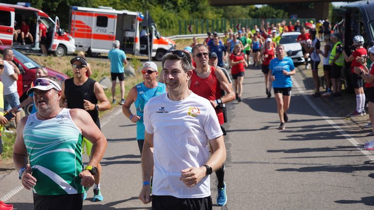 Mehrere hundert Läuferinnen und Läufer nehmen am Hospizlauf Trier teil. 