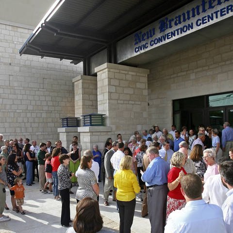 Menschen warten auf die Wiedereröffnung des New Braunfels Civic Convention Center (Foto: IMAGO, Zuma Press)