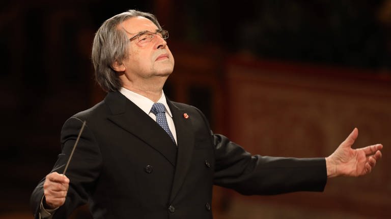 Riccardo Muti mit offenen Armen am Dirigentenpult