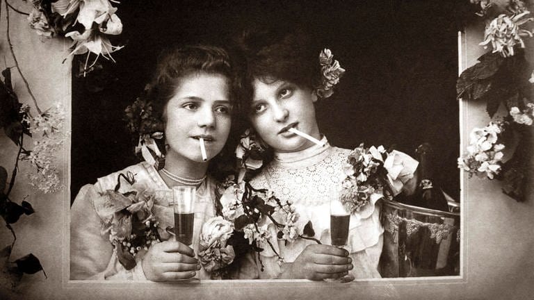 Zwei Frauen trinken und rauchen (Foto: IMAGO, imageBROKER/our-planet.berlin)