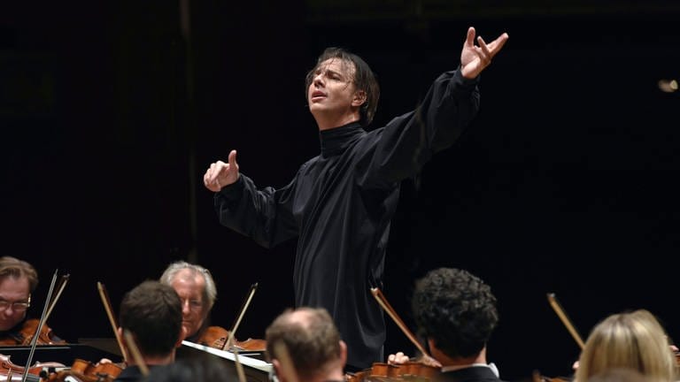 Chefdirigent Teodor Currentzis und das SWR Symphonieorchesters © SWRMatthias Creutziger