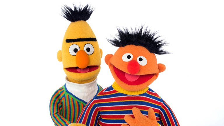 Ernie und Bert präsentieren auf der Bühne unter anderem ihr Lieblingslied.