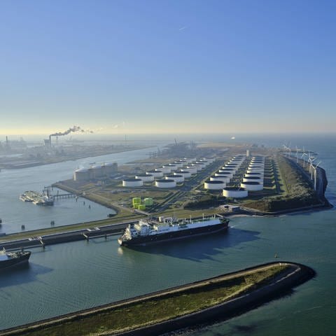 Blick auf das Importterminal für verflüssigtes Erdgas. Mehrere LNG-Schiffe liegen in Rotterdam  Niederlande vor Anker. LNG ist verflüssigtes Erdgas.