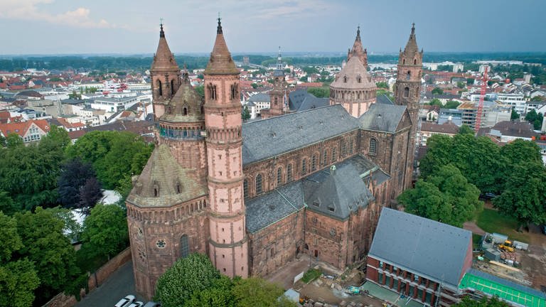 Luftaufnahme des Dom St. Peter zu Worms. Als einer der drei romanischen Kaiserdome am Rhein (neben Mainz und Speyer) gilt der Wormser Dom als Meisterstück mittelalterlicher Baukunst.