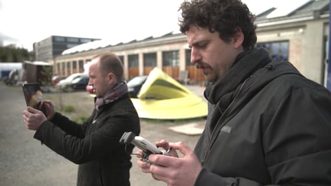 David Münch steuert die Drohne und Jonas Trottnow macht Bilder mit dem Tablet. Sie sammeln Daten um das Dorf in die virtuelle Welt zu überführen.